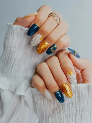Manicure atendendo cliente com horário marcado